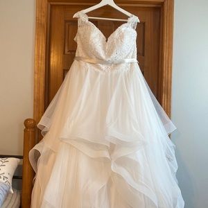 Paloma Blanca wedding dress.